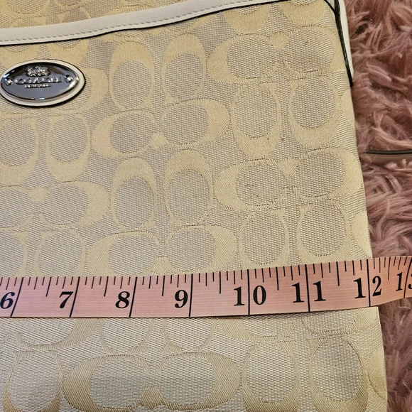 Elegant Coach Cream Shoulder/Crossbody Bag - Picture 15 of 16